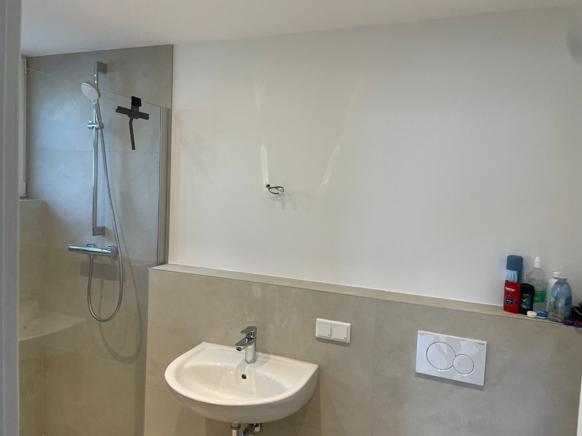 Vorher: Badezimmer – Spiegelmontage